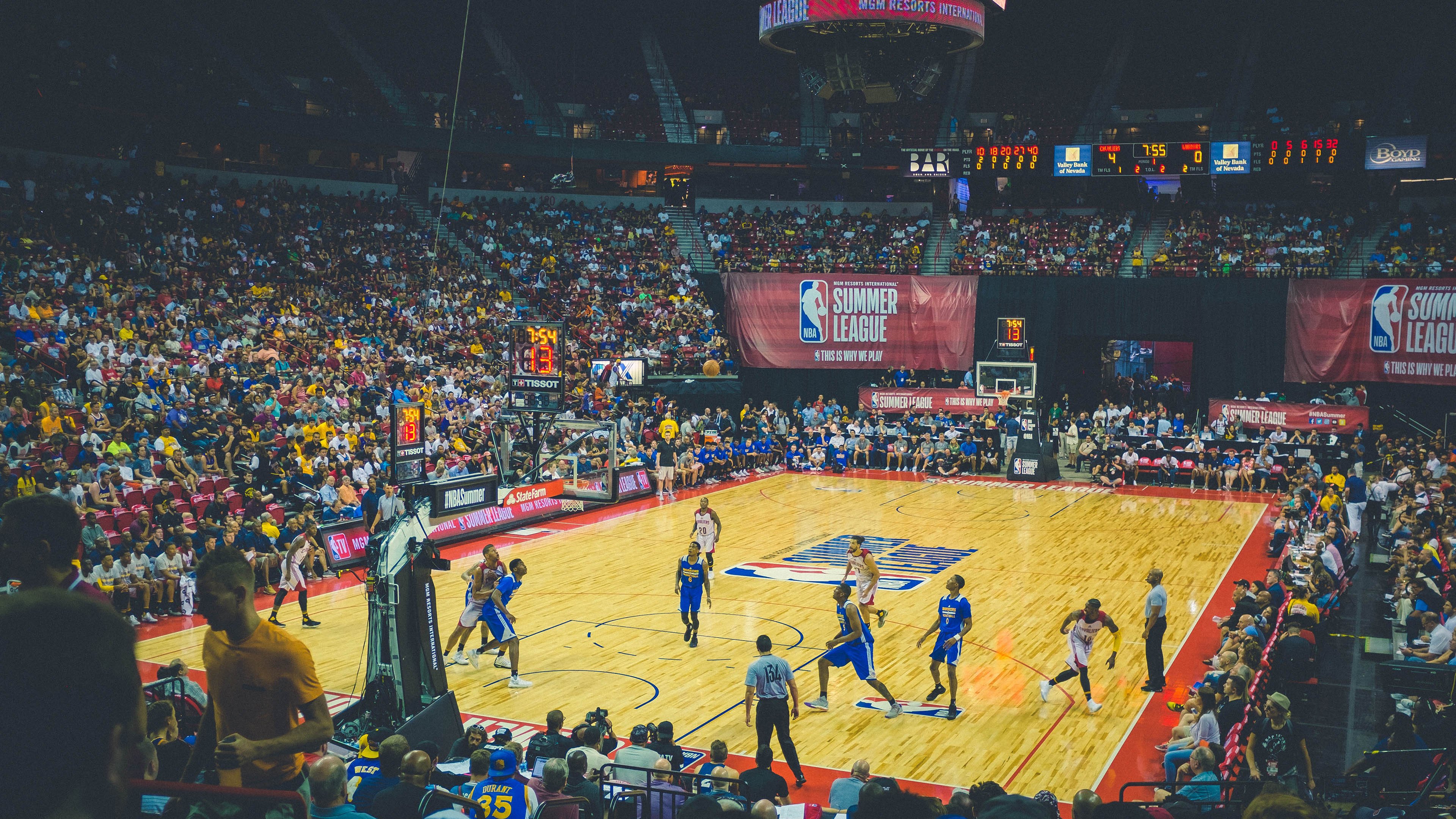 城市烟花半马 终点烟花秀为夜跑者“点亮”终点线